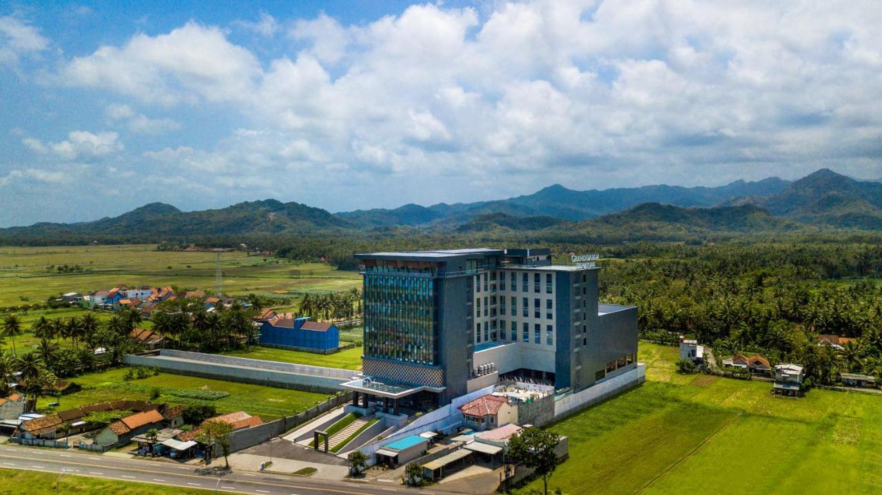 Morazen Yogyakarta Hotel Temon Exterior photo